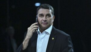 Quase metade dos eleitores defende recuo de Flávio após caso Vorcaro